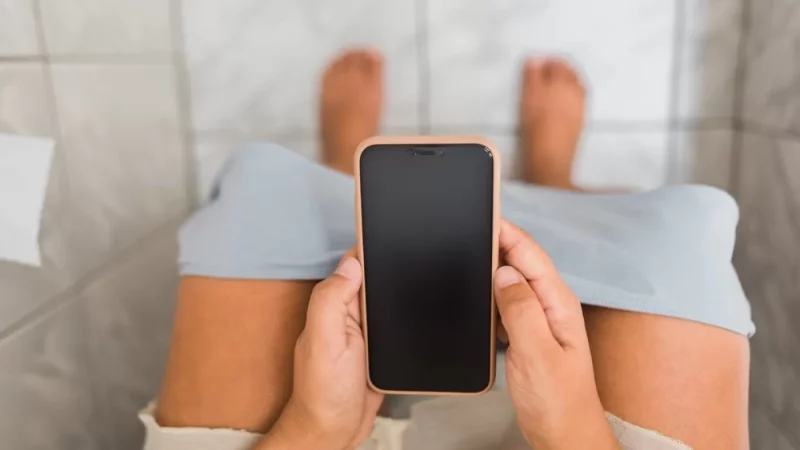 Entenda o por que você não deve usar celular no banheiro?